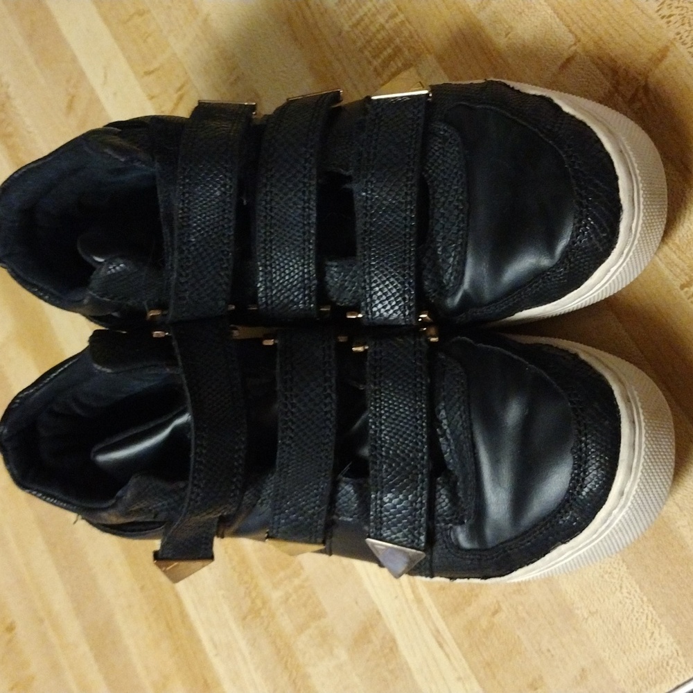 Guess size 7 Jailo Velcro sneakers unisex